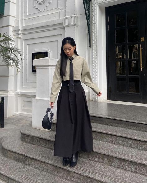 thanhhien_ng12 ig Japanese Business Fashion, Oldschool Outfit Women, Outfit Coreen, Cute Skirt Outfits For School, School Outfits Korean Style, Korean Modest Outfits, Long Black Skirt Outfit, Outfit Long Skirt, Student Outfit