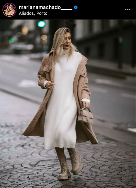 Beige Knit Dress Outfit, Coat Casual Outfit, Classic Chic Outfits, Beige Knit Dress, Long Knit Dress, Outfit Botas, Cream Boots, Street Style Fall Winter, Jacquemus Bag