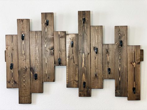 Rustic Hat Holder, Hat Rack Ideas Men, Wood Hat Holder, Wooden Hat Holder, Hat Storage Ideas Wall, Farmhouse Coat Rack Entrance, Diy Hat Rack For Men, Wall Hat Rack Ideas, Hat Organization Wall