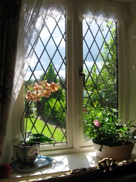 I just LOVE lattice windows! Window Views, English Country Cottage, Decor Illustration, Leaded Glass Windows, English Country Decor, English Cottages, Ivy House, English Country Style, English Tudor