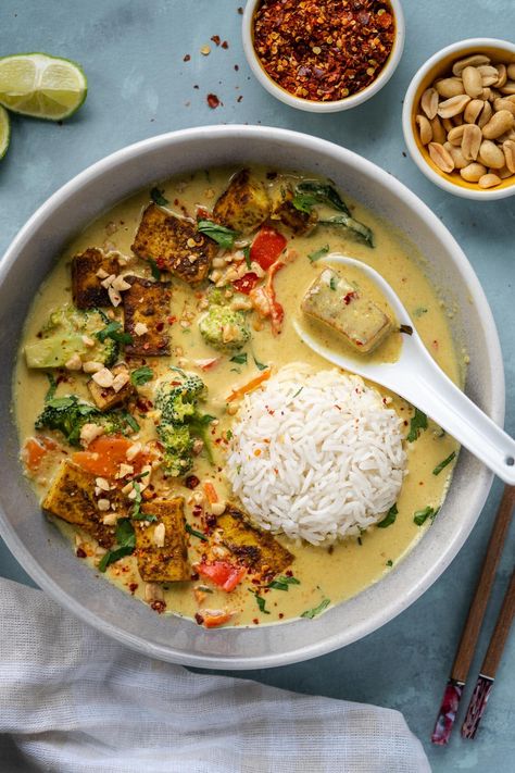 Healthy Veggie Curry Recipes, Peanut Butter Curry Vegan, Thai Peanut Soup Recipes, Peanut Thai Curry, Thai Dishes Vegetarian, Vegan Noom Recipes, Nutritional Vegan Meals, Tofu Peanut Curry, Peanut Curry Recipes