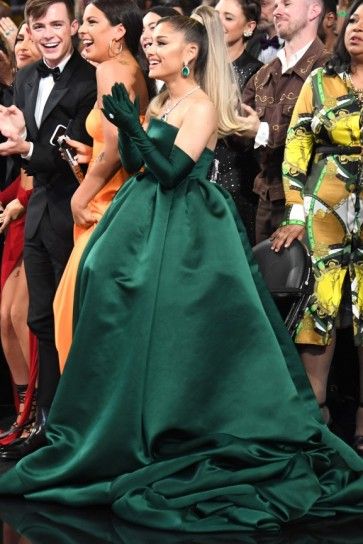 The #2020Grammy Awards performance by #ArianaGrande marked a triumphant return to the awards show after snubbing the 2019 awards over a disagreement with the show’s producers in a elegant emerald green long formal dress. Ariana Grande Red Carpet, Ariana Grande Grammys, Vestidos Oscar, Grammys 2020, Grammy Dresses, Ariana Grande Outfits, Ariana Grande Fans, Ariana Grande Style, Ariana Grande Photoshoot