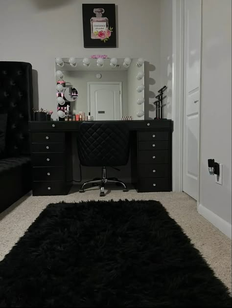 Black And Chrome Bedroom, Decoration Room Aesthetic Ideas, Black White Pink And Gold Bedroom Room Ideas, Black Silver Room Decor, Black And Silver Room Ideas, Black Bedroom Vanity, Glam Black Bedroom Decor, Grey And Black Bedroom Ideas For Women, Cute Black Room Ideas