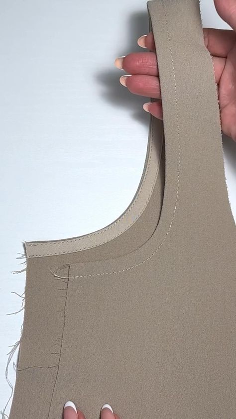 Finish the raw edge with a bias binding, you can use it for armholes, necklines and more. You can use a ready-to-use bias band or make your own. Cut a 4 cm wide strip at 45 degrees, if the fabric is thinner, interface the fabric first and then cut the binding ✂️ . . . #sew #sewsewsew #sewing #sewingproject #sewinglove #sewingtechniques #sewingpattern #pdfpattern #pattern #patterns #patterndesign #patternmaking #patternmaker #howtosew #patterncutting #sewingtutorial #sewingtips #sewinghacks #sewingtutorial Sangria Drink, Hat Business, Projek Menjahit, Clothing Pattern Design, Sewing Machine Basics, Sewing Easy Diy, Sewing Crafts Tutorials, Sewing Tutorials Clothes, Sew Ins