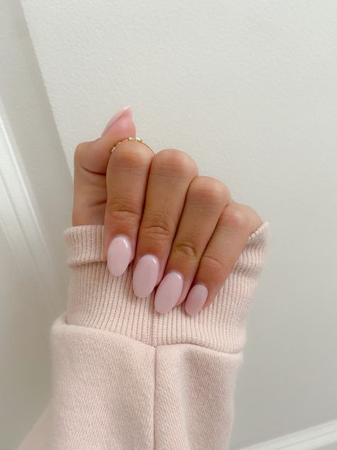 Pale Gel Nails, Creamy Light Pink Nails, Gliter Nailart Pink, Nail Idea Natural Nails, Neutral Nails For Vacation, Plain Oval Acrylic Nails, French Nail Base Color, Nail Ideas Senior Pictures, Simple Almond Nails One Color