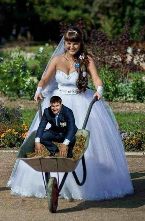 Cursed Wedding Photos, Bad Wedding Photos, Couple Funny Photos, Cringy Wedding, Wedding Photography Funny, Wedding Photos Funny, Elisa Lam, Wedding Meme, Meme Couple