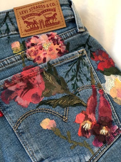 Custom Levis, Mukaish Embroidery, Jeans Custom, Painted Clothes Diy, Mode Kimono, Denim Art, Diy Vetement, Custom Jeans, Painted Jeans