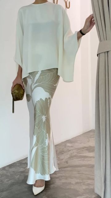 Mom Of The Bride Pantsuit, What To Wear To The Beach Outfits, Elegant Tops For Women, White Baju Kurung, Raya Outfit Ideas, Modest Tops For Women, One Set Outfit, Summer Clothes For Women, Cape Top