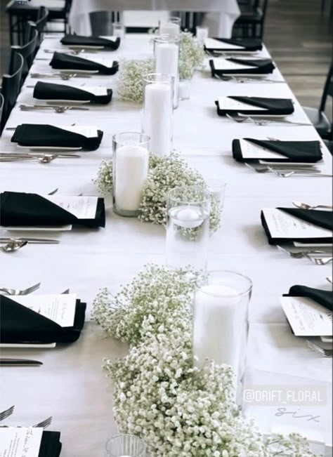 Simple Wedding Centerpieces Black And White, Black And White Wedding Table Set Up, Simple Modern Wedding Table Decor, Wedding Table Setting Black And White, Wedding Table Decor Without Plates, Cheap Elegant Centerpieces, Black And White Wedding Aesthetic Decor, Babies Breath Sweetheart Table, No Charger Wedding Table