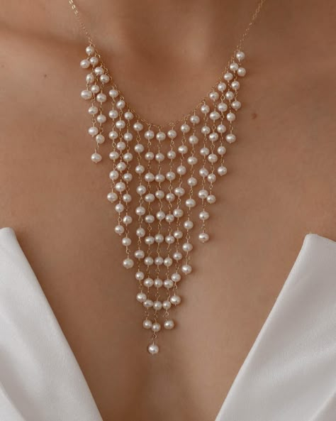 Elisabeth 🤍 How To Style Beaded Necklace, Pearl Accessories Diy, Back Chain Necklace, Bead Necklace Packaging, Pearl Collar Necklace, Elegant Beaded Jewelry, Trendy Necklaces Beads, Crystal Beads Necklace Design, Make Pearl Necklace