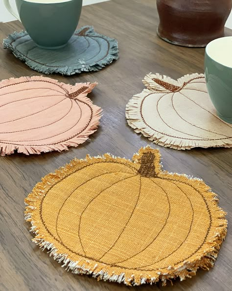 Fall Aprons Diy, Fall Sewing Crafts To Sell, Diy Pumpkin Placemats, Diy Fall Sewing Projects, Fall Placemats Diy, Fall Coasters Diy, Easy Fall Sewing Projects, Diy Coasters Fabric, Fall Sewing Ideas