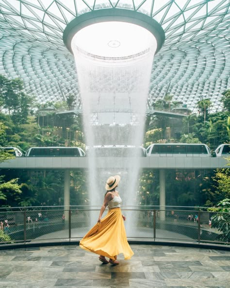 Merlion Singapore Photo Idea, Changi Airport Singapore Outfit, Singapore Poses, Singapore Layover, Singapore Outfit, Singapore Airport, Changi Airport Singapore, Singapore Vacation, Places In Singapore