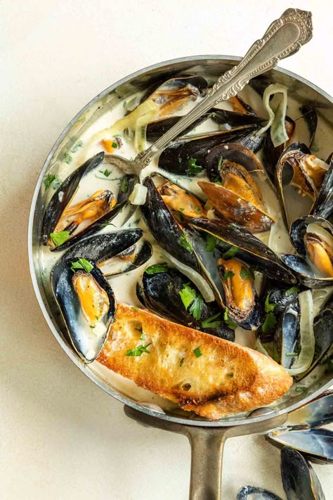 Mussels in a Creamy White Wine Garlic Sauce – Leite's Culinaria Best Mussels Recipe White Wines, Mussels In Curry Sauce, Mussels White Wine Cream Sauce, Mussels With White Wine, White Wine Garlic Mussels, Mussels Cream Sauce, Garlic Parmesan Mussels, Muscles In Garlic Butter Sauce, Creamy Muscles Recipe