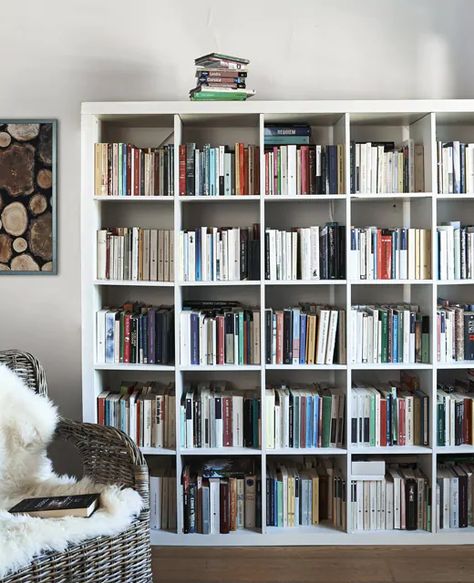 Three storage and display ideas for the IKEA KALLAX unit from Elisa’s home in Italy #storage #homedecor #ikea Kallax Bookshelf, Kallax Bookcase, Ikea Kallax Bookshelf, Diy Kallax, Bookshelf Ikea, Ikea Shelving Unit, Ikea Kallax Unit, Kallax Shelving Unit, Ikea Bookcase