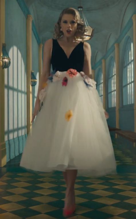 Taylor Swift Me Music Video Dress, Me Outfit Taylor Swift, Taylor Swift Me Outfits, Me Dress Taylor Swift, Taylor Swift Lover Album Outfits, Taylor Swift Outfits Lover Era, Taylor Swift Dress Up, Taylor Swift Me Dress, Taylor Swift Inspired Prom Dress