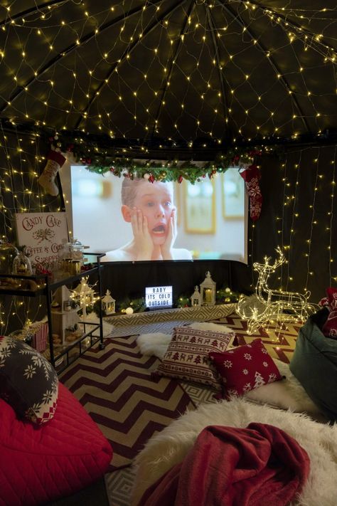 Perfect Movie Night At Home, Fancy Movie Night, Cozy Movie Night Living Room, Family Movie Night Set Up, Movie Night Home Ideas, Home Cinema Ideas Movie Nights, Cinema Night At Home, Christmas Outdoor Movie Night, Movie Night Decor Ideas