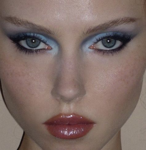 Blue Metallic Eye Makeup, Blue Eyeshadow Makeup, 90s Makeup Look, Blue Eyeshadow Looks, Maquillage On Fleek, 80s Makeup, 90s Makeup, Metallic Lipstick, Swag Makeup