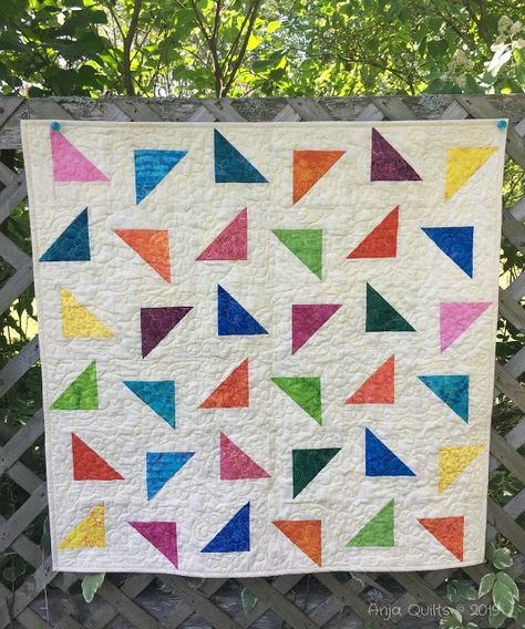 Anja Quilts: TGIFF - Flying Confetti Quilt #1 Confetti Quilt Pattern, Confetti Quilt, Freddy Moran, Square Quilts, Half Square Triangle Quilts Pattern, Charm Quilts, Triangle Quilt Pattern, Girl Quilts, Charm Pack Quilt