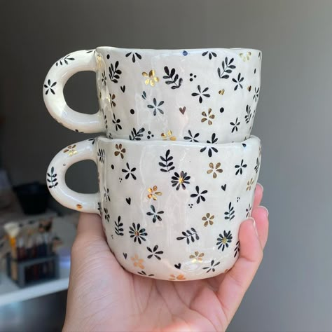 Paint A Mug, Pottery Painting Ideas Mugs, Ceramic Mug Painting Ideas, Pottery Painting Mug, Clay Cafe, Ceramic Cafe, Ceramics Pottery Mugs, Painted Coffee Mugs, Diy Pottery Painting