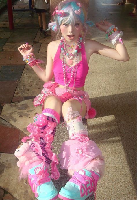 Decora Fashion Outfits Simple, Candyland Aesthetic Outfit, Harajuku Fashion Women, Harajuku Outfits Kawaii, Y2k Hyperpop Fashion, Harajuku Poses, Candyland Outfit Ideas, Decora Style Art, Gyaru Kei Fashion