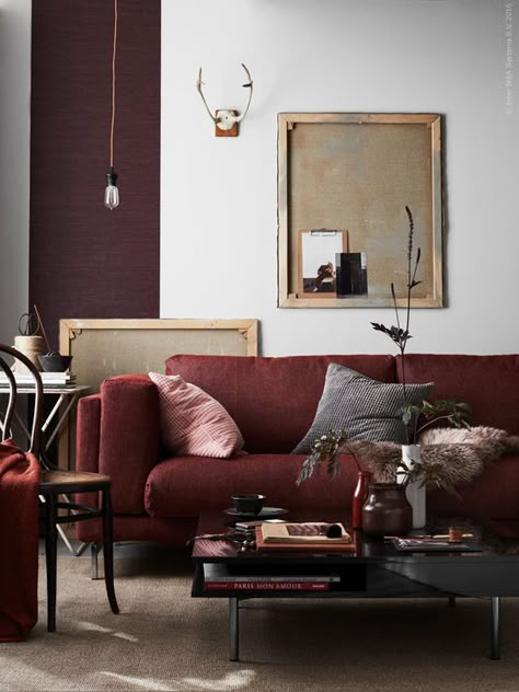 Decorating a neutral living room, with a burgundy couch Burgundy Couch, Dreamy Living Room, Gravity Home, Ikea Living Room, Red Sofa, Neutral Living Room, Bohemian Living, Dream Decor, Room Colors