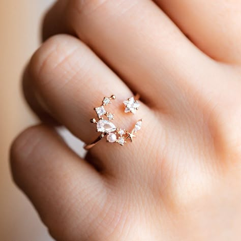 Moon And Star Ring, Diamond Anniversary Bands, Chique Outfits, Engagement Ring Rose Gold, Moissanite Diamond Rings, Rose Engagement Ring, Wedding Rings Unique, Fashion Ring, Girly Jewelry