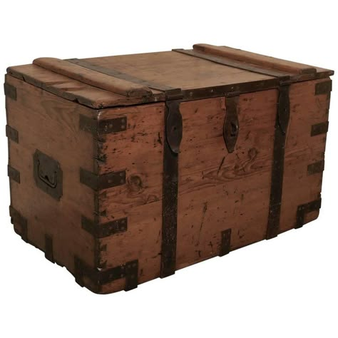 Medieval Props, Decorating With Maps, Bbq Decorations, Sea Chest, Old Wooden Boxes, Trunk Boxes, Antique Trunk, Trunks And Chests, Old Chest