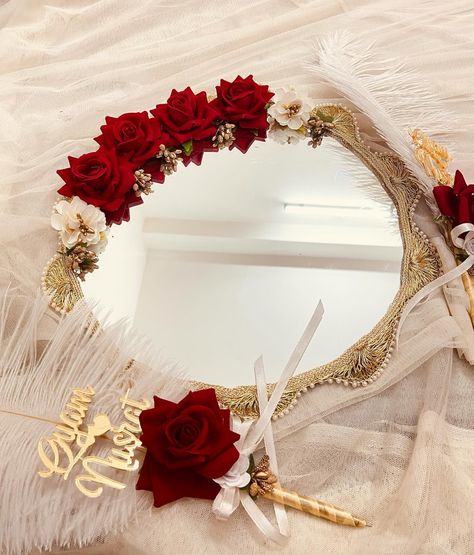 Set of Nikah mirror and pen ✨ #nikahmirror #nikahpen #nikahessentials #weddinginspiration #weddingideas Nikah Plate Decor, Nikah Pen Plate, Nikah Mirror Decoration, Nikah Mirror Plate, Mirror Set Up Ideas, Nikah Pen Diy, Nikah Decoration Ideas, Wedding Mirror Ideas, Nikah Pen Decoration Ideas