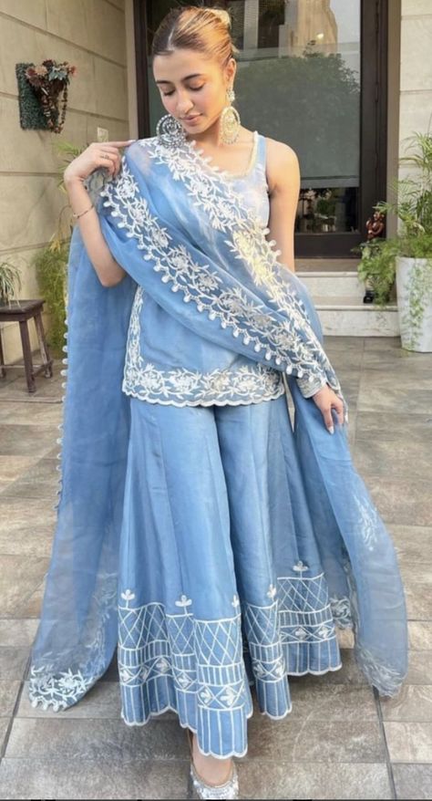 Diwali Dresses, Trendy Outfits Indian, Traditional Dresses Designs, Desi Fashion Casual, Casual Indian Fashion, Indian Dresses Traditional, Modest Dresses Casual, Traditional Indian Outfits, Dress Design Patterns