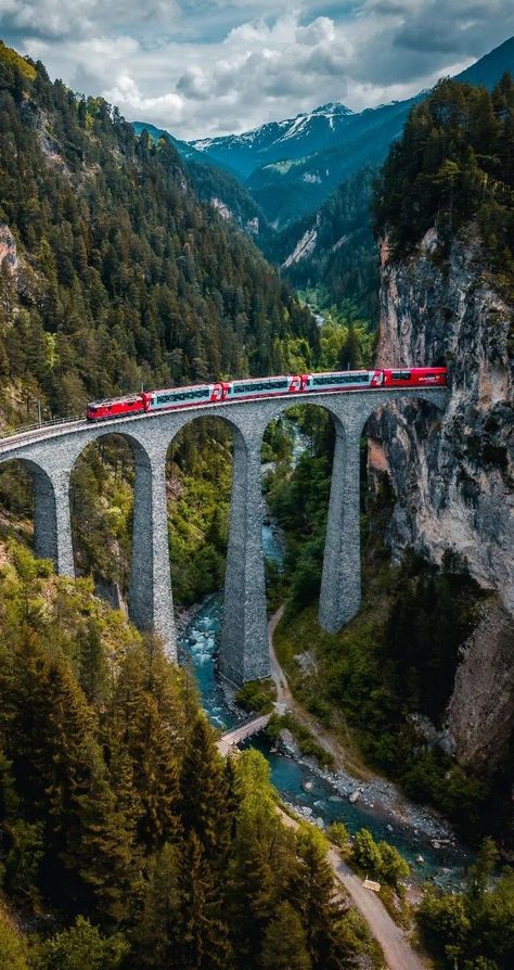 Raktima Saikia on Twitter: "Switzerland 🇨🇭🇨🇭 #photography https://t.co/fGmhfSDqOh" / Twitter Glacier Express Switzerland, Glacier Express, Wallpaper Winter, Model Train Sets, Train Depot, Snowdonia, Swiss Alps, Train Tracks, A Bridge