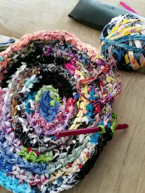 Tutorial - How to Crochet a Rag Rug - Cate Ruth Toothbrush Rug Instructions, Crochet An Oval, Make A Rag Rug, Denim Rag Rugs, Toothbrush Rug, Rag Rug Diy, Table Runner Tutorial, Crochet Rag Rug, Oval Rug