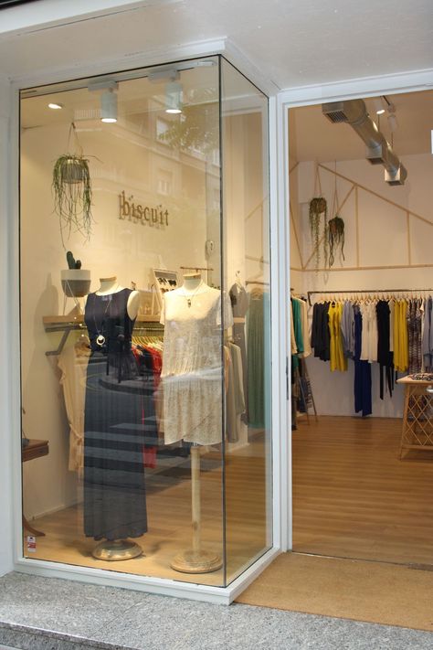 Clothing Shop Design Ideas Simple, Small Space Shop Interior Design, Korean Boutique Interior, Small Clothing Store Interior Design, Small Boutique Interior Design Indian, Botique Interiors Fashion Boutique, Mini Boutique Store Ideas, Botique Interiors Ideas, Small Clothing Store Interior