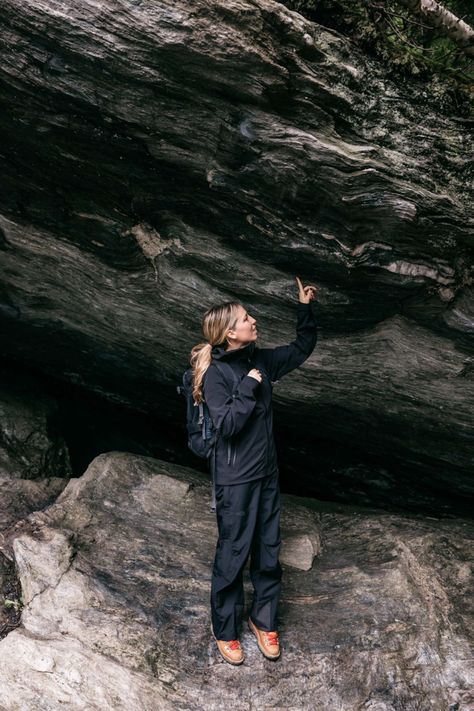 Waterproof Hiking Pants & A Jacket That Are Breathable, Lightweight & Impressively Comfortable | The Mom Edit Hiking Rain Jacket Women, Hiking In Rain Outfit, Rain Gear For Women, Rain Hiking Outfit, Cute Hiking Outfit Winter, Hike Fits, Cold Hiking Outfit Women, Hiking Pants Outfit, Rain Fits