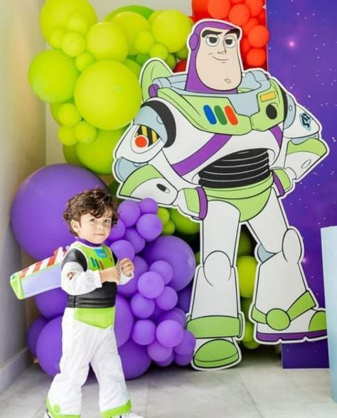 3rd Birthday Buzz Lightyear, Buzz Lightyear Birthday Party 3, Buzz Lightyear Balloon Arch, Buzz Lightyear Birthday Party Favors, Buzz Lightyear Party Decorations Diy, Buzz Party Ideas, Buzz Light Year Birthday Party Ideas, Buzz Lightyear Balloon Garland, Buzz Lightyear Photoshoot