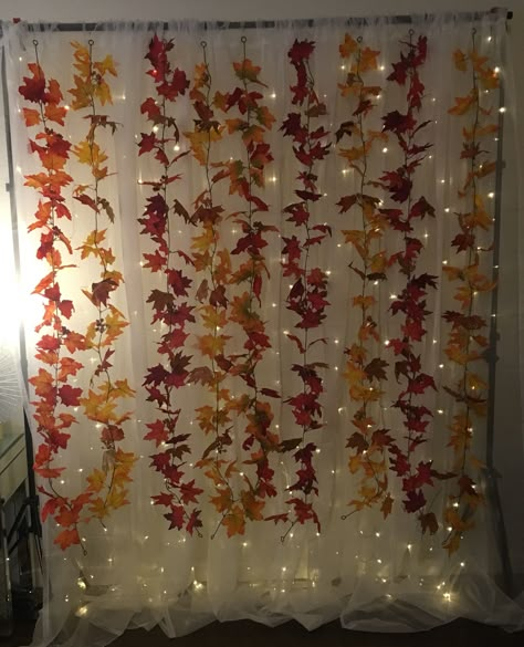 Thanksgiving Decorations Nursing Home, Simple Fall Photo Booth Ideas, Fall Picture Backdrop Ideas Diy, Fall Party Photo Booth, Diy Fall Party Decorations, Friendsgiving Ideas Photobooth, Fall Theme Photo Backdrop, Fall Dance Ideas School, Thanksgiving Back Drop Decorations