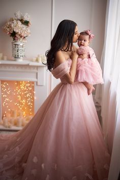 Mom With Baby, Mommy Daughter Dresses, Mommy Daughter Photoshoot, Mom Daughter Matching Dresses, Mother Daughter Poses, Mother Baby Photography, Mother Daughter Photoshoot, Baby Birthday Photoshoot, Mom Daughter Outfits