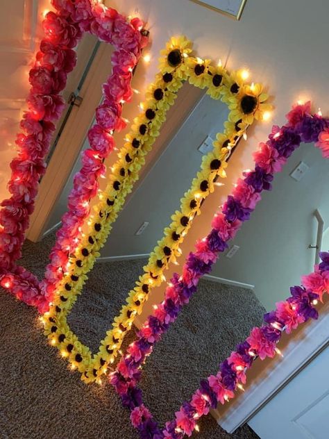 Body Mirror Decorating Ideas, Diy Floral Mirror, Witchcore Bedroom, Diy Mirror Decor, Diy Room Decor For Teens, Floral Mirror, Flower Mirror, Bedroom Decor For Teen Girls, Beauty Room Decor