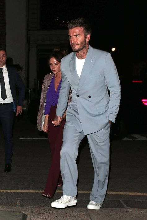 David Beckham gives you a masterclass in relaxed suiting Double Breasted Blazer Men, Beckham Suit, David Beckham Style Outfits, David Beckham Suit, Double Breasted Suit Men, David Beckham Style, Suits And Sneakers, Suits Style, Blazer Outfits Men