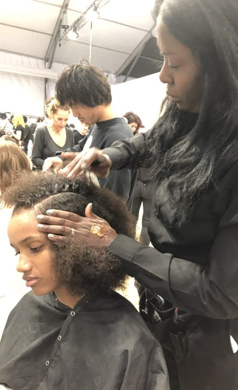 Cosmetology Black Women, Hair Stylist Aesthetic Job, Black Cosmetologist Aesthetic, Black Hair Stylist Aesthetic, Hairstylist Aesthetics, Black Hairstylist Aesthetic, Black Cosmetologist, Black Hair Salon Aesthetic, Hair Stylist Aesthetics