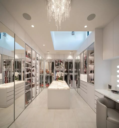 Big Closet Luxury, Walk In Closet Luxury, Ideas Armario, A Walk In Closet, Luxury Closets, Huge Closet, Closets Design, White Closet, Beautiful Closets