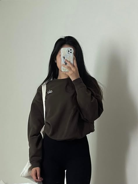 Alo Puffer Jacket Outfit, Alo Yoga Sweatshirt, Alo Outfit Aesthetic, Alo Fits, School Outfits Senior Year, Alo Leggings Outfit, Alo Outfit Ideas, Alo Sweatshirt, Alo Outfit