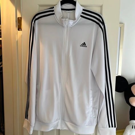 Adidas White Classic Track Jacket White Adidas Jacket Outfit, White Adidas Outfit, White Adidas Jacket, Adidas Sneakers Outfit, Adidas Clothes, Long Sleeve Shirt Outfits, Adidas Long Sleeve Shirt, White Tracksuit, Adidas Sweats