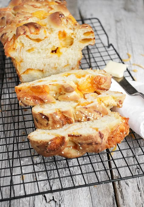 Homemade Chunky Cheddar Cheese Bread Amish Cheese Bread, Cheddar Cheese Bread Recipe, Cheddar Cheese Bread, Chunky Cheese, Cheesy Snacks, Garbage Bread, Savoury Bread, Bun Recipes, Yeast Recipes