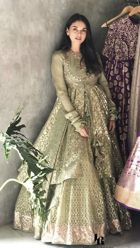 Aditi Rao Traditional Outfits, Indian Wear For Hourglass Shape, Sleeve Models For Dress, Pakistani Anarkali Suits Weddings, Banarsi Gown Design, Banarsi Lehenga Party Wear, Peshwas Dress Hyderabadi, Anarkali Designs Latest Party Wear, Banaras Dress Designs