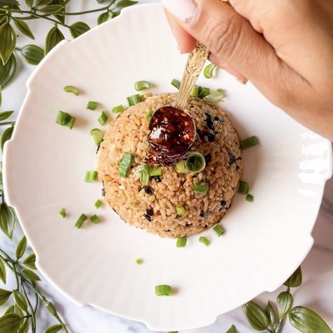 Garlic Scallion Fried Rice With Chilli Oil - The Foodie Diaries Scallion Rice, Homemade Chilli, Garlic Chips, Vegan Asian Recipes, Chilli Oil, Easy Asian Recipes, Vegan Sides, Garlic Fries, Veggie Stir Fry