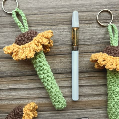 Sunflower Keychain, Crochet Sunflower, Crochet Design Pattern, Beginner Crochet Projects, Crocheted Items, Purse Backpack, Crochet Fashion Patterns, Fun Crochet Projects, Crochet Things