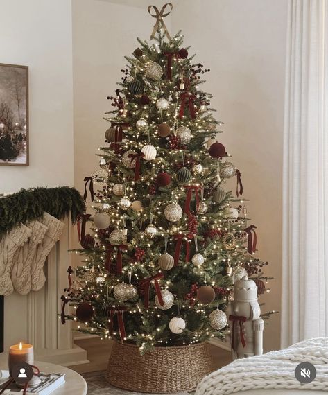 Old Fashion Christmas Tree, Christmas Tree Inspo, Classic Christmas Decorations, Cozy Christmas Decor, Classic Christmas Tree, Elegant Christmas Trees, Farmhouse Christmas Tree, Traditional Christmas Decorations, Creative Christmas Trees