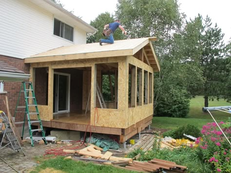 Diy House Extension, Sun Room Home Additions, How To Build A Sunroom Addition, Sunroom Diy, Diy Sunroom, Cottage Sunroom, Enclosed Deck, Porch Enclosure, Small Sunroom