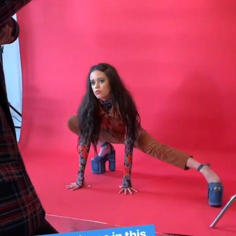 jenna ortega fan acc on Instagram: “I need those photos, she looked so beautiful in that outfit and her hairstyle like that.” Disney Actresses, Middle Sister, Jenna Ortega, Cleveland Browns, Long Curly Hair, Best Actress, Beautiful Eyes, So Beautiful, Celebrities Female