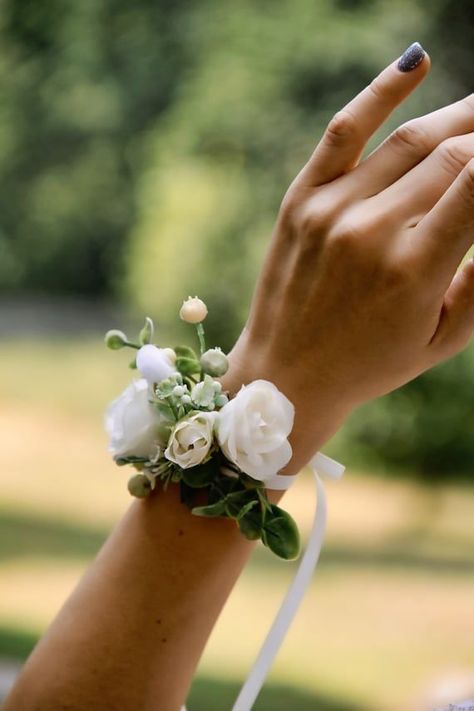 Simple Corsages, White Wrist Corsage, Prom Flowers Corsage, White Bridal Flowers, Wrist Corsage Bracelet, White Corsage, Wrist Corsage Wedding, Prom Corsage And Boutonniere, Flower Hair Accessories Wedding